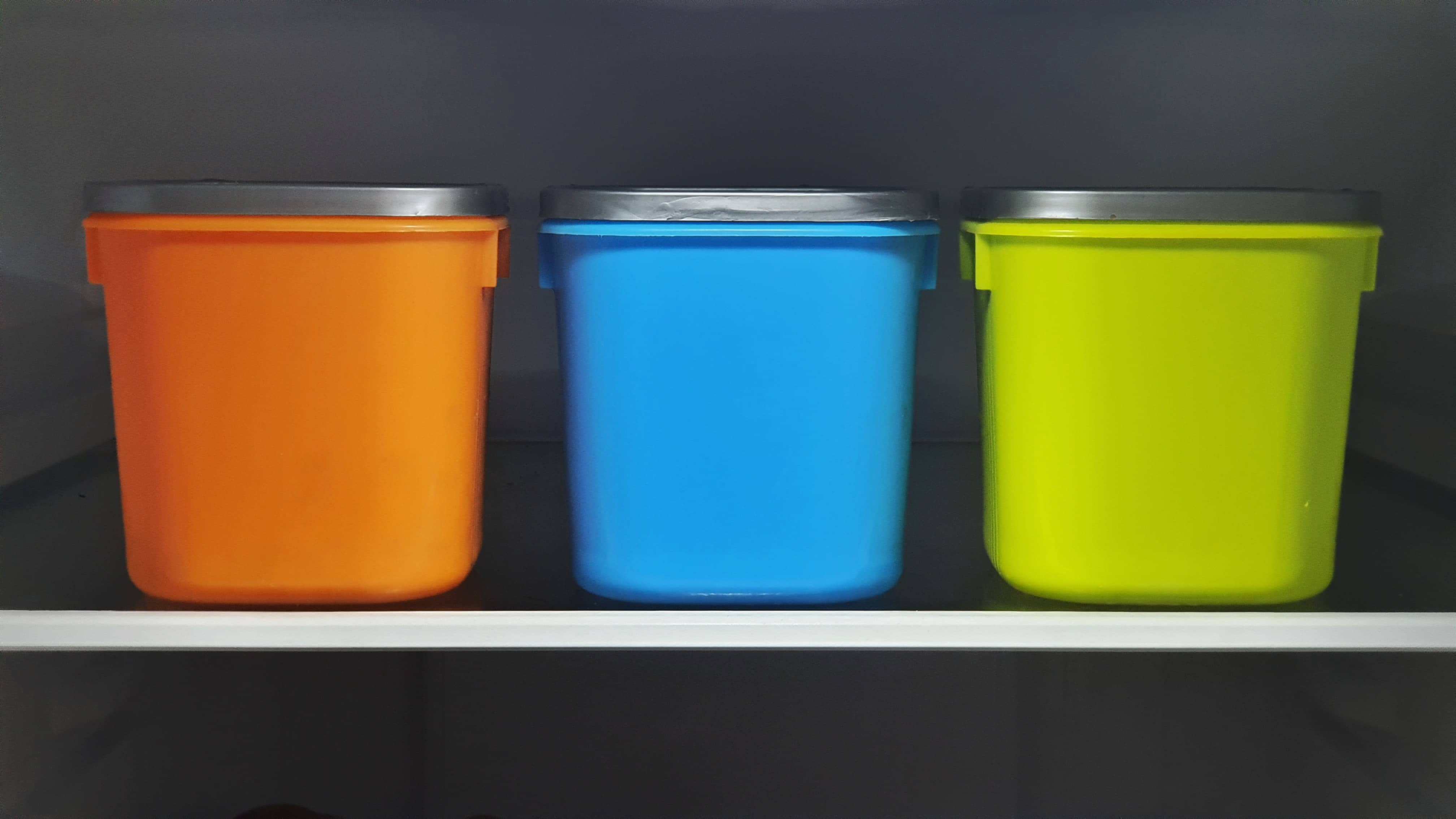 Plastic food containers